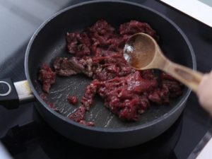  Canh xà lách thịt bò nấu nấm 3