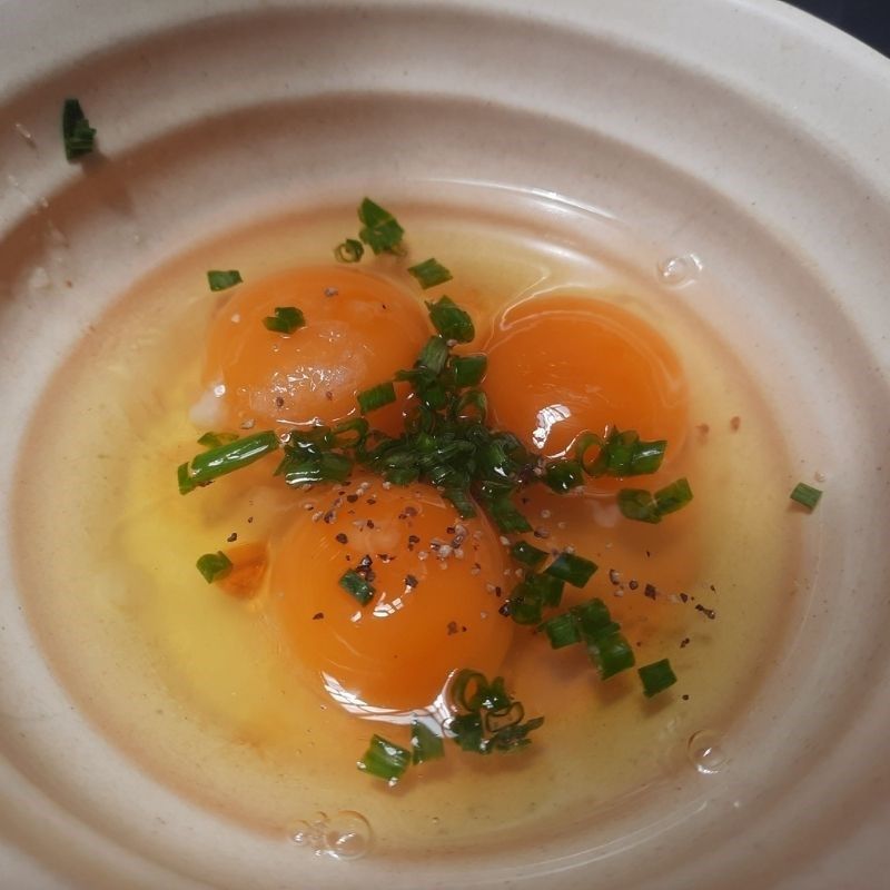 Bước 2 Đánh trứng với gia vị Trứng chiên rau củ