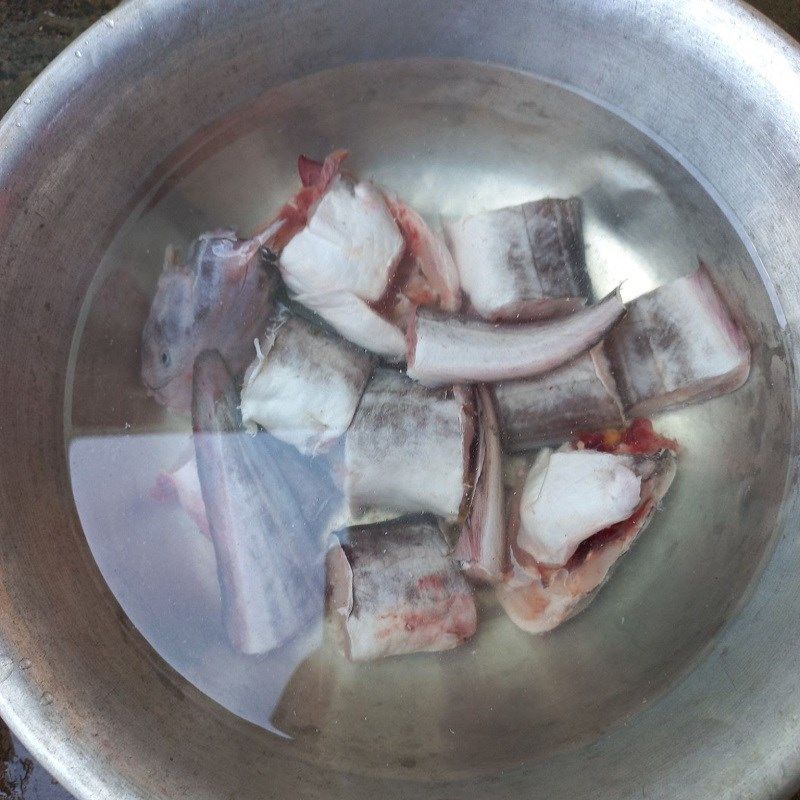 Bước 1 Sơ chế cá ngát Canh cá ngát nấu măng chua