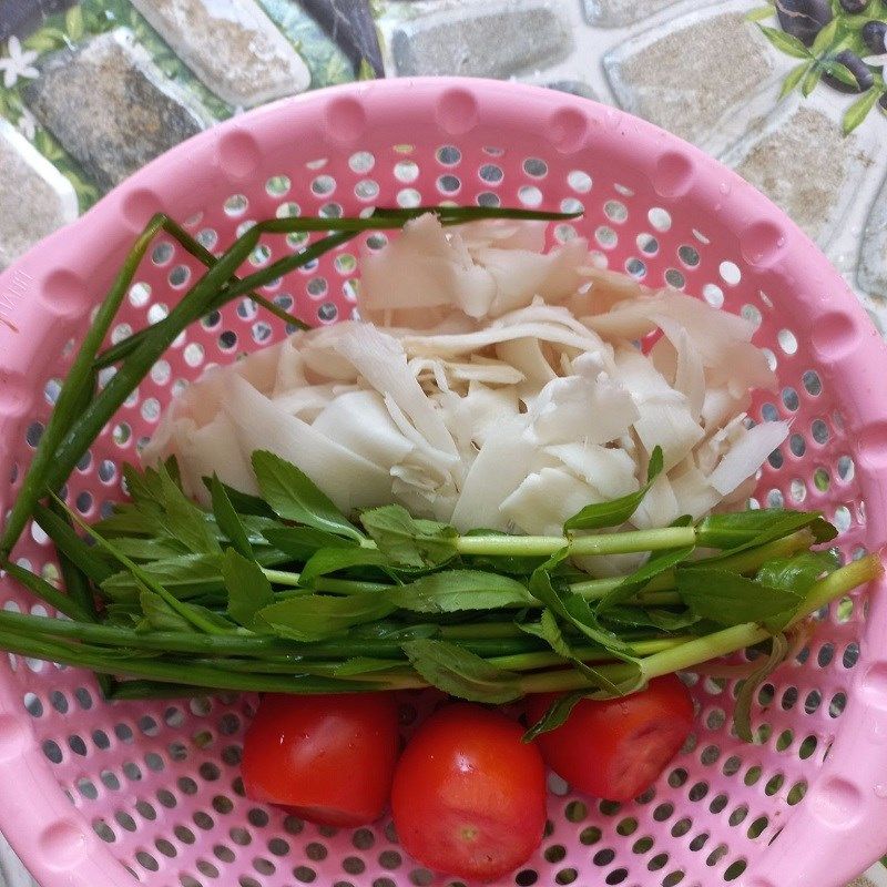 Bước 2 Sơ chế các nguyên liệu khác Canh cá ngát nấu măng chua