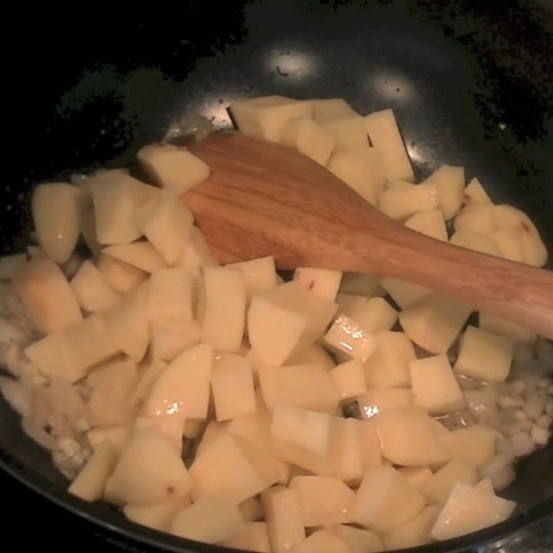 Bước 2 Xào sơ khoai tây Canh khoai tây chay